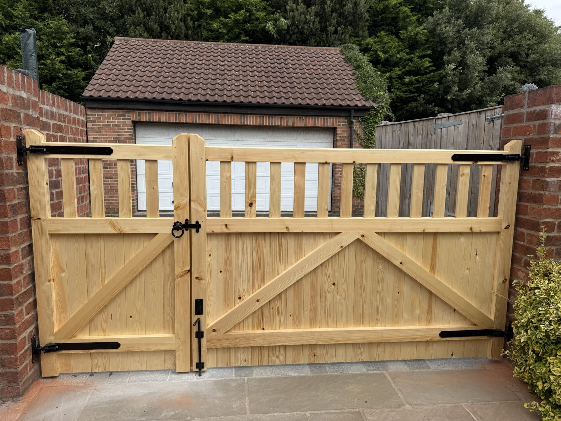Timber Gates & Boundary Fencing — image 1