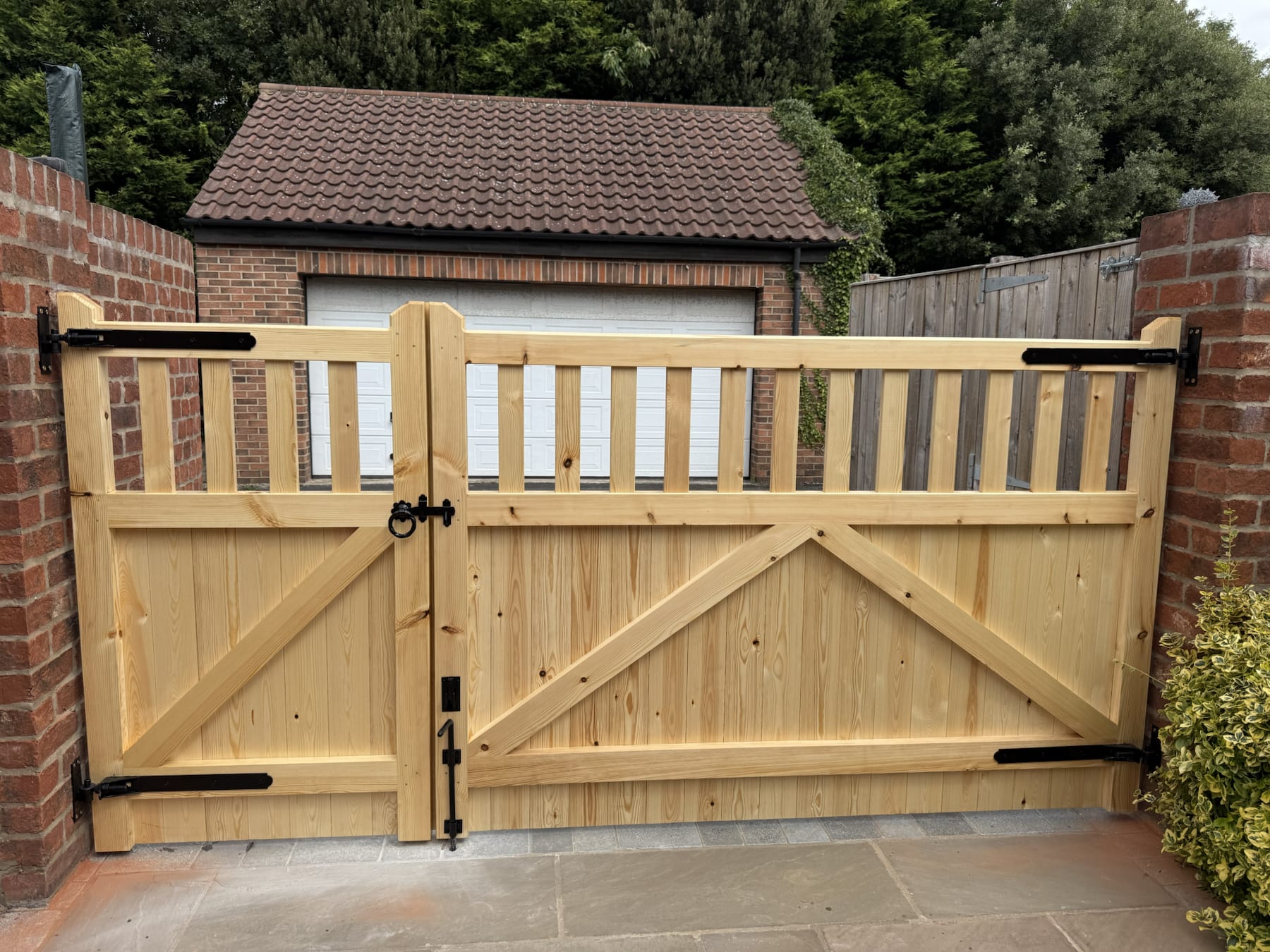 Timber Gates & Boundary Fencing — image 1